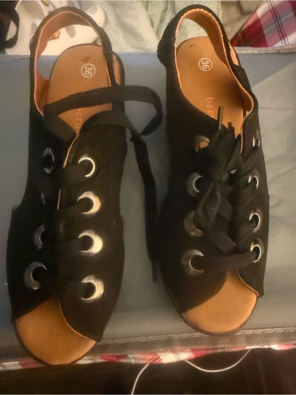 Cute New Bernie Mev Black Lace-Up Open Toe Women’s Sandals, size 5, 6